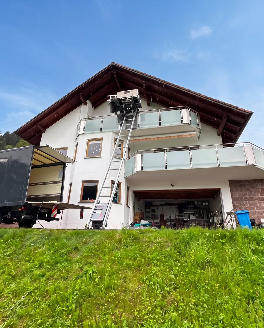 Möbellift von Atlas Umzüge beim Transport über einen Balkon