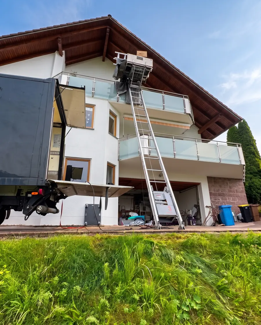 Professioneller Umzugslift an einem mehrstöckigen Wohnhaus